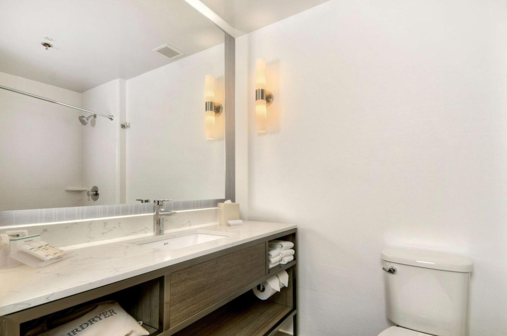 King Room with Accessible Tub - Mobility Access